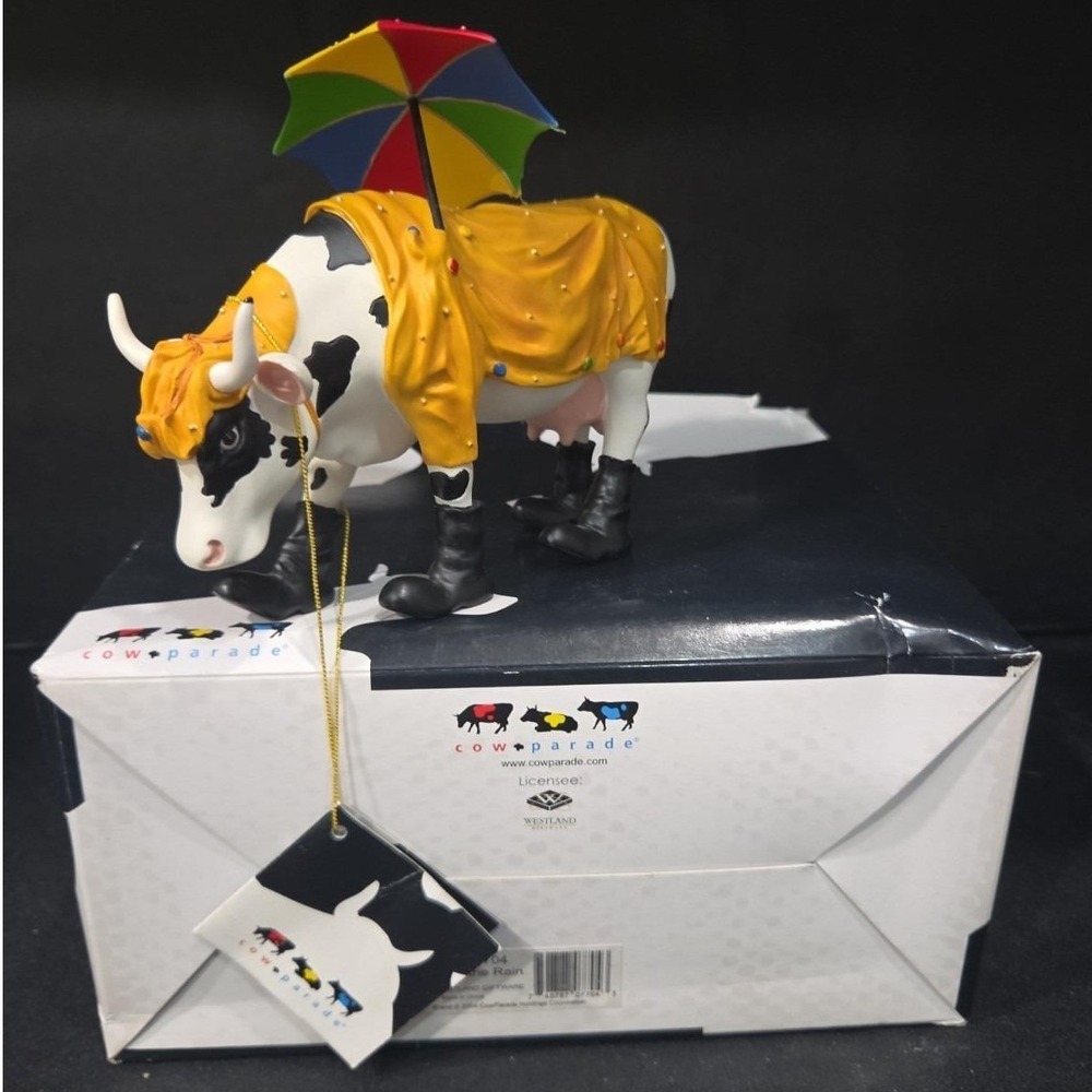 Cow Parade #7704 Mooing In The Rain 2004 Figurine Westland Giftware w/ Tag & Box